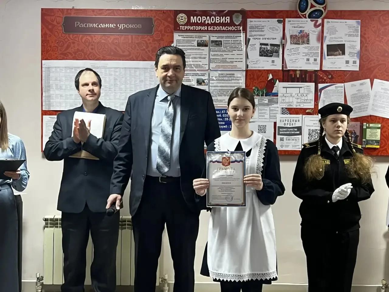 Церемония поднятия флага РФ Церемония поднятия флага РФ.