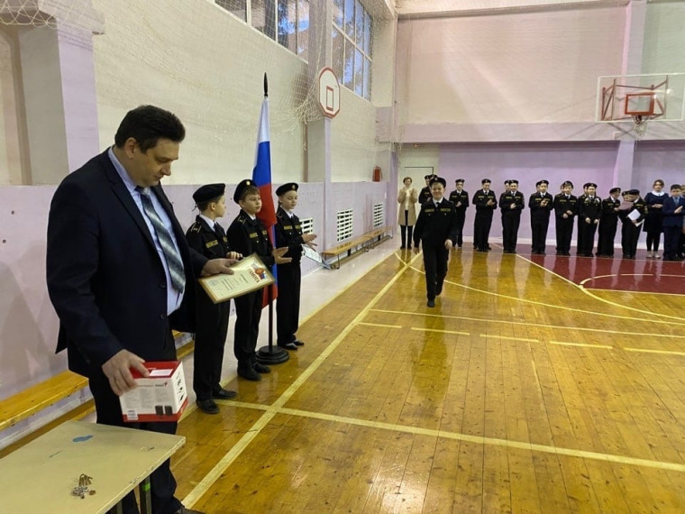 Торжественная церемония поднятия флага РФ.